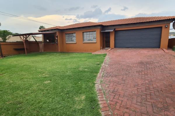 This property offers you 3 bedrooms and 2 bedrooms
The main bedroom has an en-suit bathroom
Open plan kitchen and lounge area
Double ...