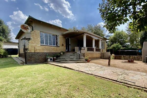 Spacious fixer upper with flatlet potential
golden oldie needing tlc
nice large bedrooms
3 bedrooms
lounge and dining ...