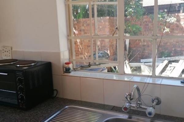 The ideal one bedroom garden flat for a single person. In a security/ enclosed area in Waterkloof. Partly furnished. Excellent ...