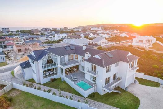 4 Bedroom House for sale in Struisbaai