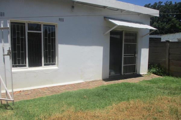 very cute 1 bedroom on suite bathroom apartment in Wilgehof
open plan lounge and kitchen
garden for small pet and carport 