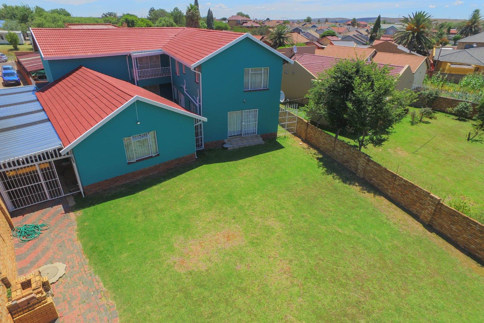 6 Bedroom House for sale in Lenasia South 250 Hibiskus Crescent P24113996871