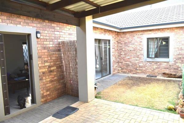 This townhouse is situated in Central Potchefstroom.
It offers an open plan lounge and kitchen and three bedrooms with two ...