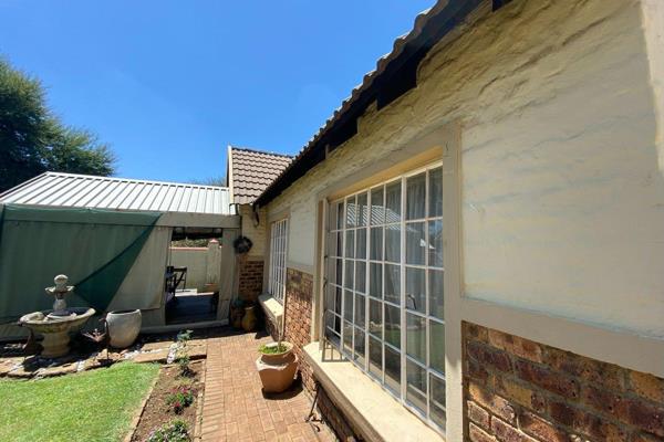 Gorgeous property for sale in Heuwelsig Estate!
Enjoy an estate living lifestyle
3 bedrooms
2 bathrooms 
Main is ...