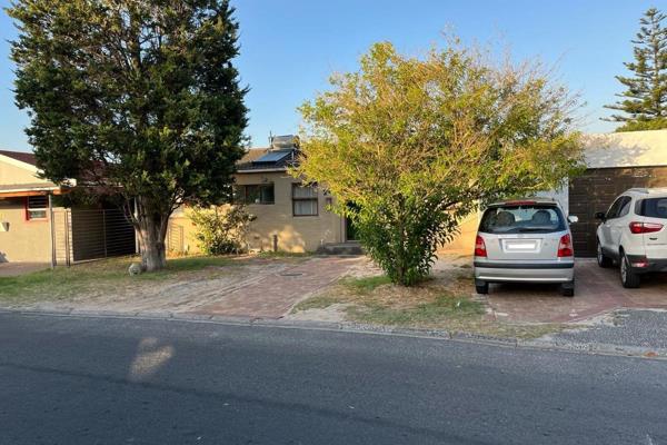 Exclusive Mandate

Welcome to this charming 3-bedroom house nestled in the heart of Brackenfell. Upon entry, you&#39;re greeted by a ...