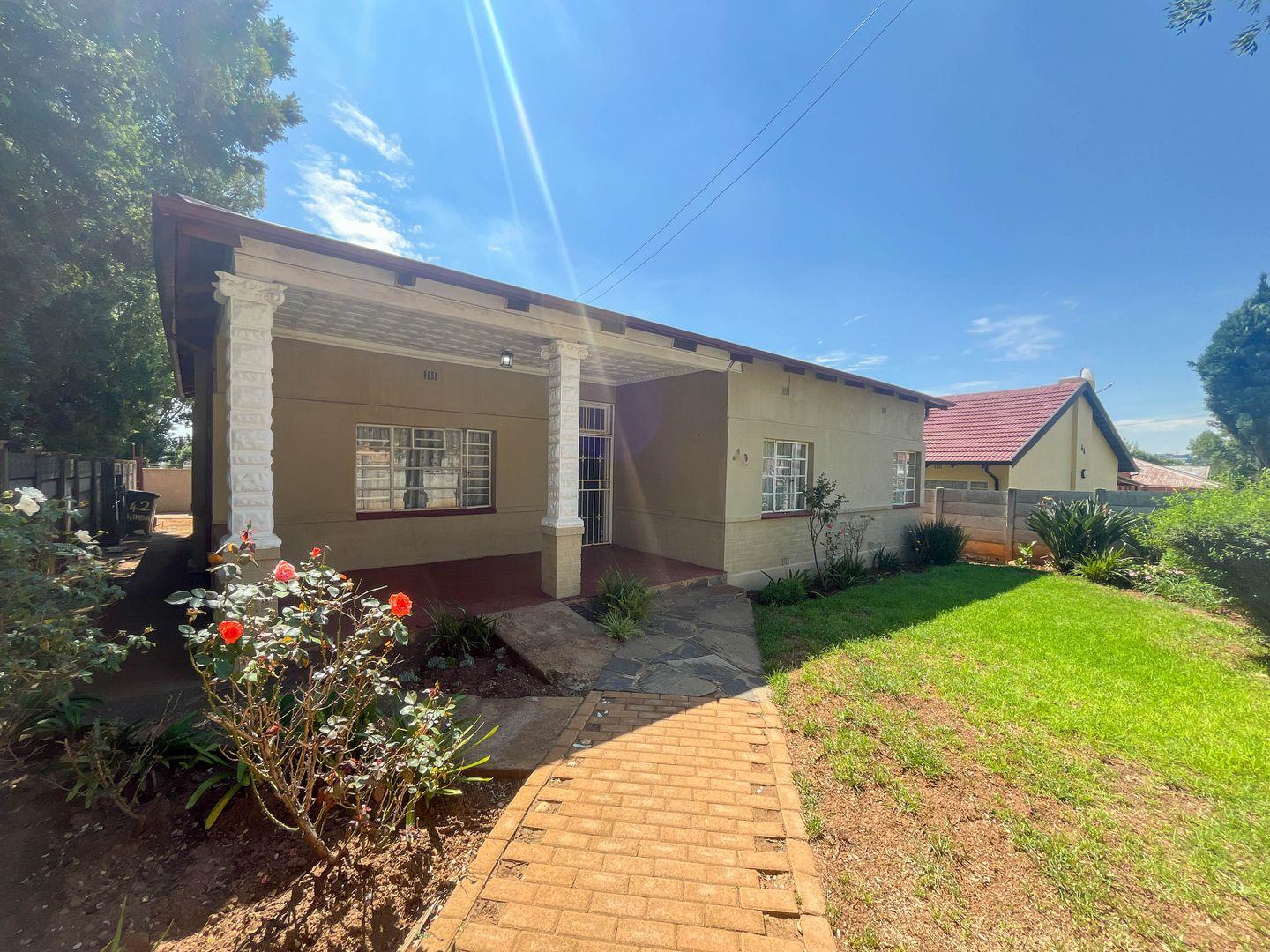 3 Bedroom House for sale in Roodepoort Central - P24-114002274