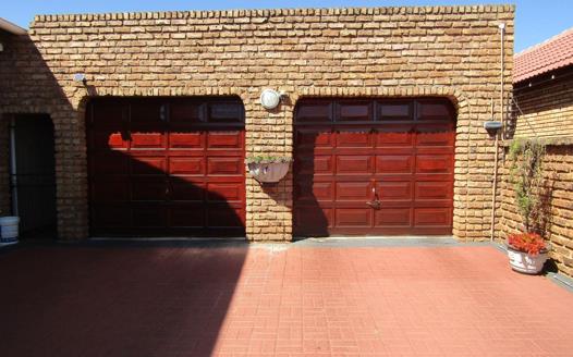 3 Bedroom House for sale in Carletonville Central