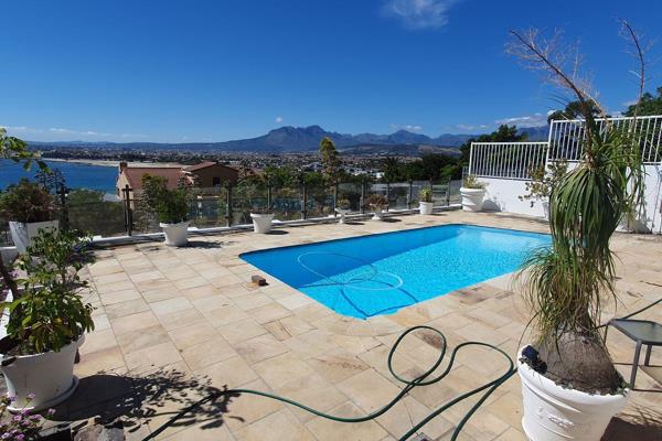 Come home to this magnificently appointed property perched on the slopes of the Hottentots Holland Mountain range. 
Here modernity ...