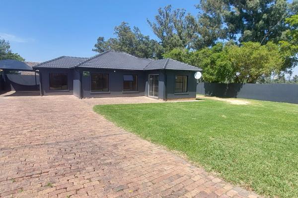 Family home
3 spacious bedrooms
Family bathroom
En suite bathroom
Open plan lounge, dining area
Kitchen space for 2 appliances
Double ...