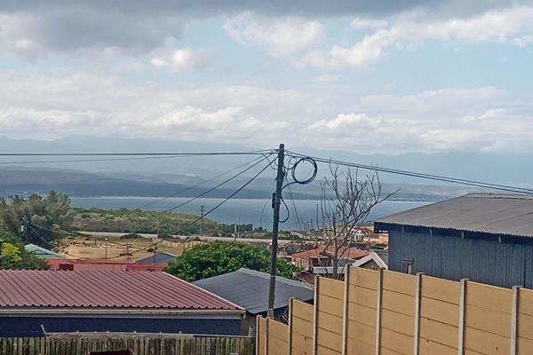 Bargain Bargain Bargain
I present to you the next best deal in Mossel Bay. 
This 600m2 stand with beautiful mountain and sea views is ...