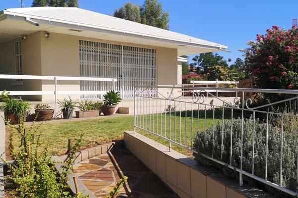 Spacious 3 bedroom family house.  2 Bedrooms walking out onto balcony.
2 Bathrooms recently renovated.  

Large separate lounge with ...