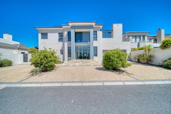 Stunning 5 bedroom (with flatlet) family home for sale in sought-after Estate in Big Bay (24H maned security) 

This large family ...