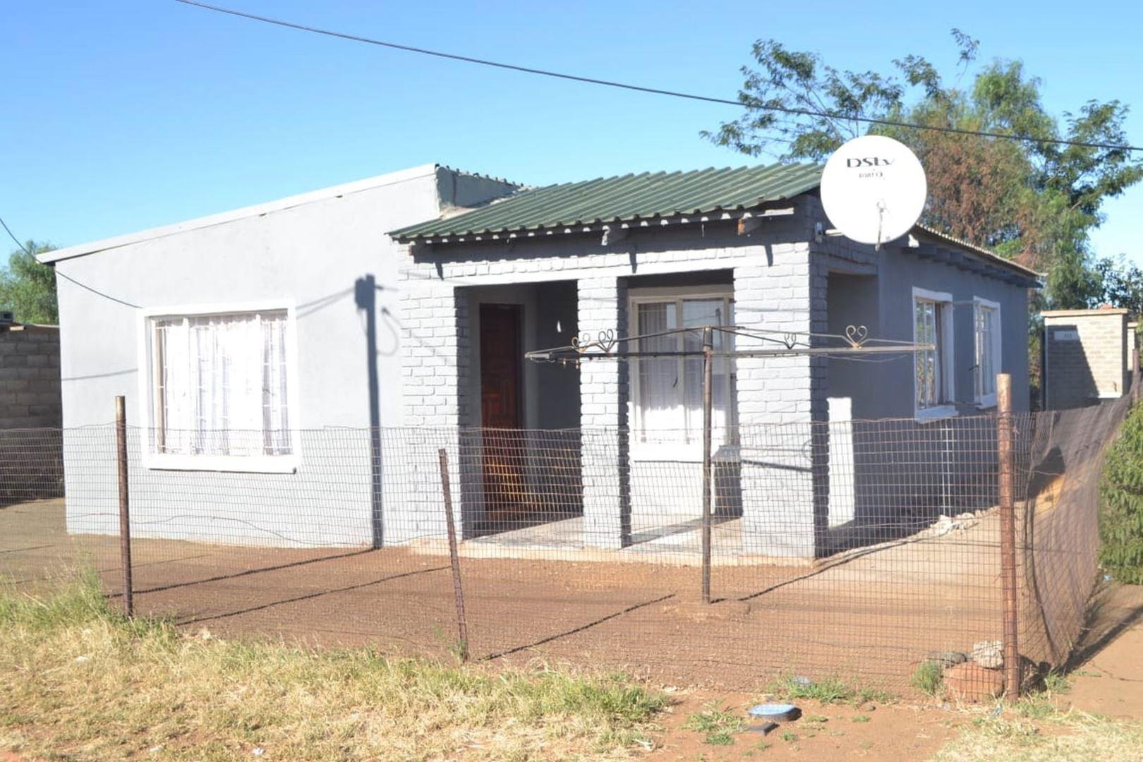 3 Bedroom House for sale in Botshabelo - P24-114009851