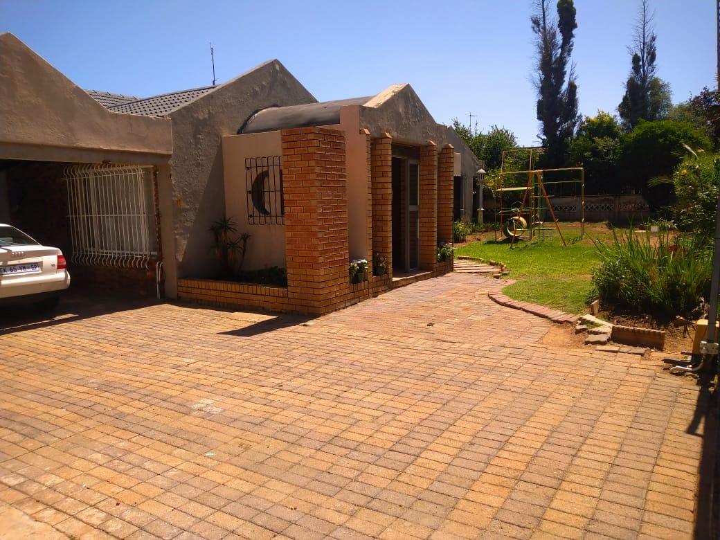 5 Bedroom House for sale in Van Dyk Park P24114010736