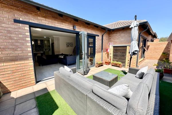 Welcome to this stunning 3 bedroom, 2 bathroom home nestled in the heart of Bartlett, Boksburg. Boasting contemporary elegance and style, this residence features exquisite modern finishes throughout, creating an inviting and ...