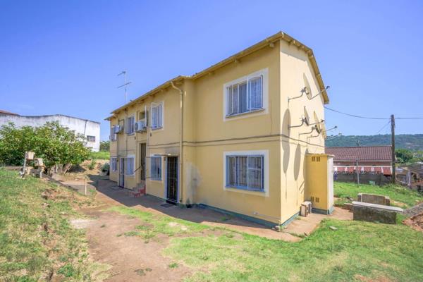 This cosy neat top floor home is set in Iverpalm Place, close to all amenities. It offers 2 bedrooms with built in cupboards. Fully ...