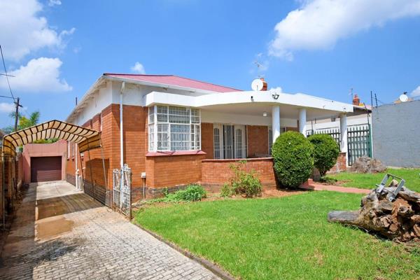 This cosy 3-bedroom, 1-bath property boasts a separate guest toilet, a spacious kitchen, an open-plan dining and lounge area. The long ...