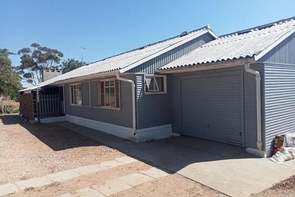 This three bedroomed  home situated on Hoofstraat Koringberg has a lovely braai area ...