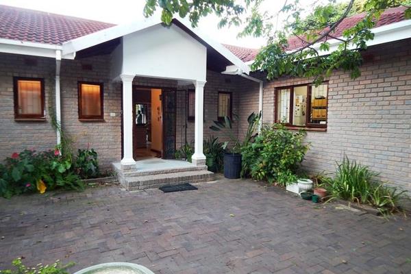 This is a large family home situated in a lovely area, Umtentweni. Close to the beach and all other amenities.
This low maintenance ...