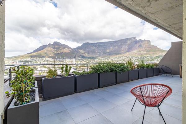 Nestled at the foot of Signal Hill, Cape Town, this three-bedroom, two-bathroom apartment in the esteemed FortyOnL development offers a ...