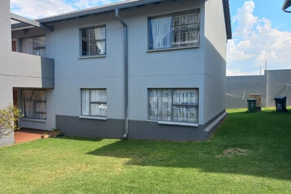 Bedroom Apartment For Sale in Oakdene, Alberton 

BUYING POINTS:- 

* Three&#160;well sized bedrooms with built in cupboards 

* ...