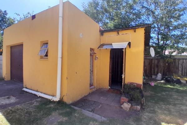 This small &amp; cozy 1 bedroom flat comes fully furnished &amp; offers a kitchen, bedroom &amp; bathroom. Ideal for a single working ...