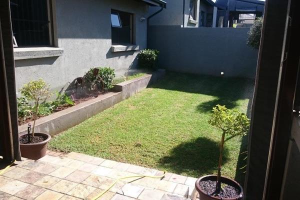 Safe and secure 3 bedroom, 2 bathrooms open plan kitchen unit for rental. Double Garage and small pets welcome.