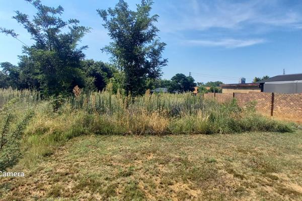 Vacant land with two sides fenced for sale in Vaal Marina.  This still falls under the Midvaal district.  Meyerton.  
The land is flat ...