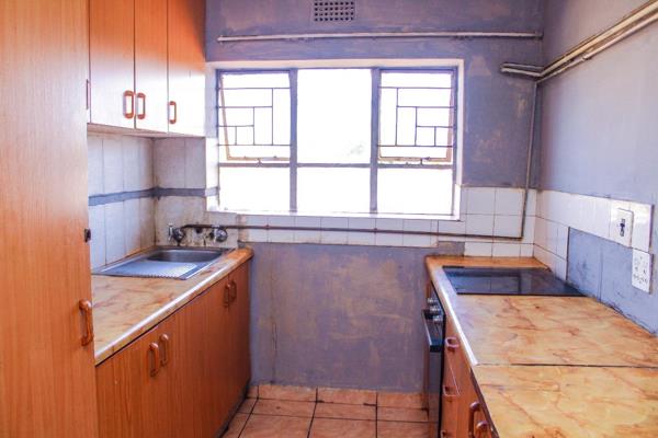 This neat and open two bedroom flat in the CBD next to to the malls, train station ,taxi rank, police station.
This flat  is neat and ...