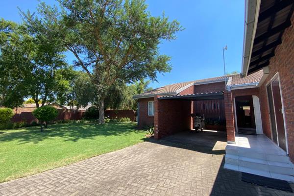 3 bedroom Townhouse secure complex HuttenHeight&#39;s
Pet friendly 3 bedrooms and 2 bathrooms.

Open-plan lounge, Build in Braai and ...