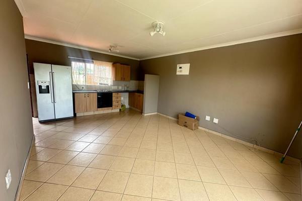 Introducing a spacious and stylish one-bedroom, one-bathroom apartment located in the heart of Ruimsig.

The apartment is located in ...