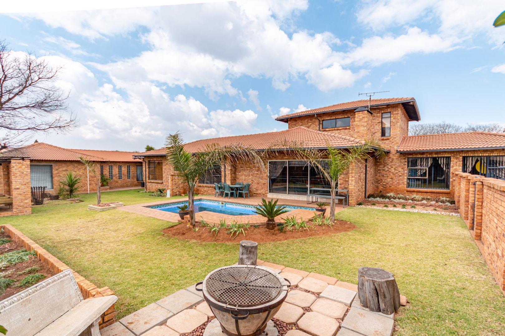 8 Bedroom House for sale in Ravenswood P24114027341