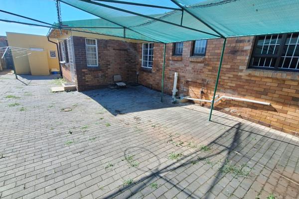 Total Rental income potential R18000 PM
Close to 2 Schools and Musjid

2 Separate Houses each consisting of :-
3 Bedrooms with ...