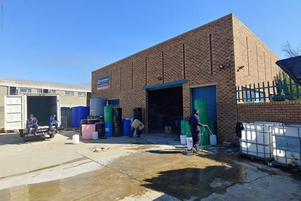 98 Shaft Street offers a neat warehousing space to let in Stormill, Roodepoort. The area ...