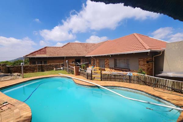 This huge family home is situated in the Linmeyer area of Johannesburg close to the Oakdene and  Glen shopping centres and primary and ...