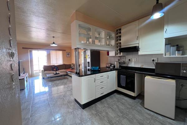 This impressive apartment in Randhart is situated close to the R59 and just 10 minutes away from the Mark &amp; Lemon Tree shopping ...