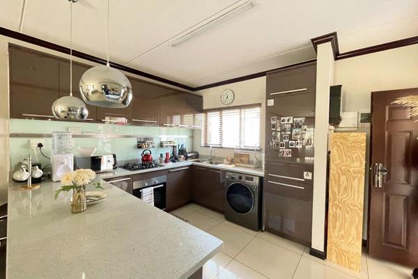 This gorgeous apartment is in a secure Estate of Galencia Walford Estate, it comes with ...