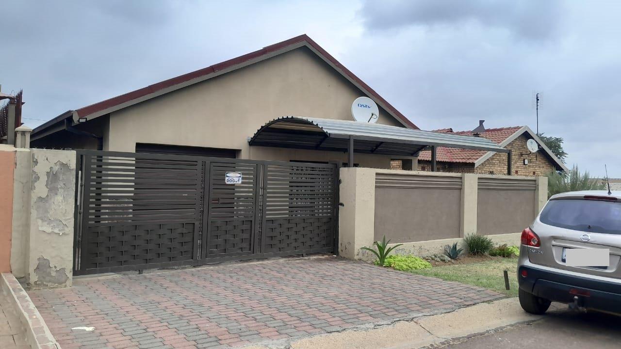 3 Bedroom House for sale in Schoongezicht AH P24114028905