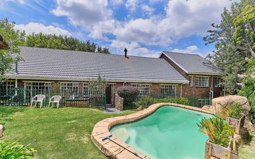 4 Bedroom House for sale in Weltevreden Park