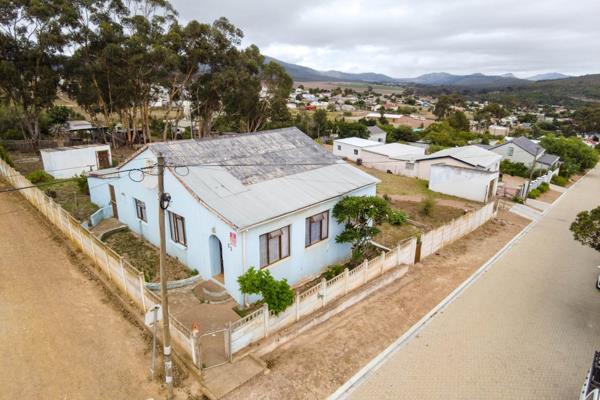 Napier, Western Cape
EXCLUSIVE MANDATE

Welcome to your opportunity to transform this cozy two-bedroom home into your dream haven. ...