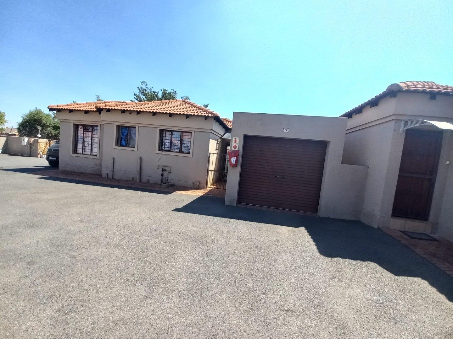 2 Bedroom Apartment / flat for sale in Greenhills 17 Makarios, 6 Bloekom Street P24114031552