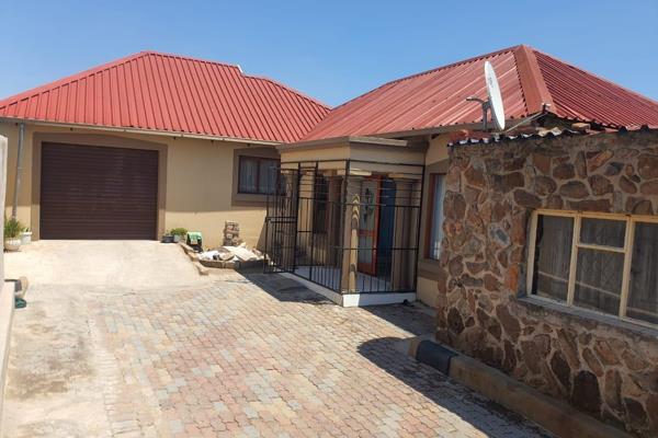 Four-bedroom house for sale in  Olievenhoutbosch

This cozy home features the following:

• Four bedrooms with fitted wall ...