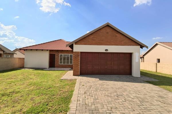 Uncover comfort and convenience in Waterkloof Hills Estate! This 3-bedroom, 2-bathroom haven features an open-plan kitchen, lounge and ...