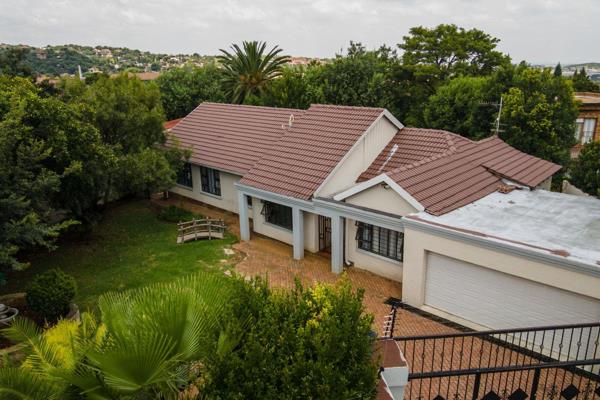 Inverter system included - no more load shedding!
Situated on a spacious 1069 sqm stand,  this residence offers a perfect blend of ...