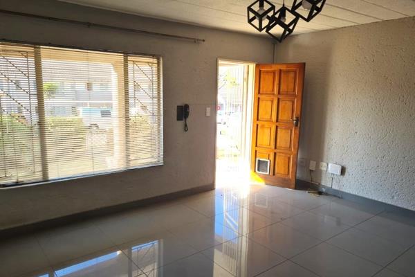 This apartment consists of 2 bedrooms, 2 bathrooms (M.E.S.), lounge, newly renovated modern kitchen with a gas stove, carport, garden ...