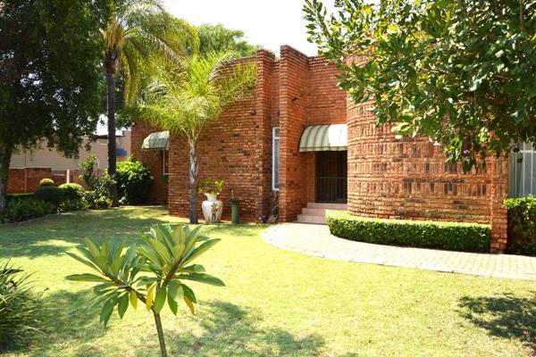 Be welcome at this cheerful entrance which offers a dining, lounge and family room with well-planned kitchen. Luxury-sized bedrooms. ...