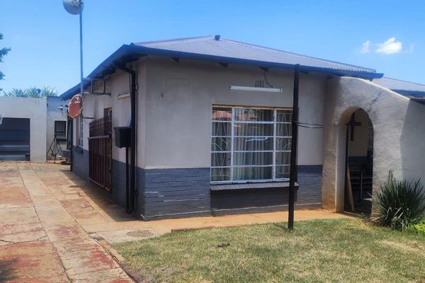 House + flat For Sale in Fochville.
Selling price: R810 000
3x bedrooms
1x Bathroom
Living room, kitchen &amp; laundry room. 
1x garage ...