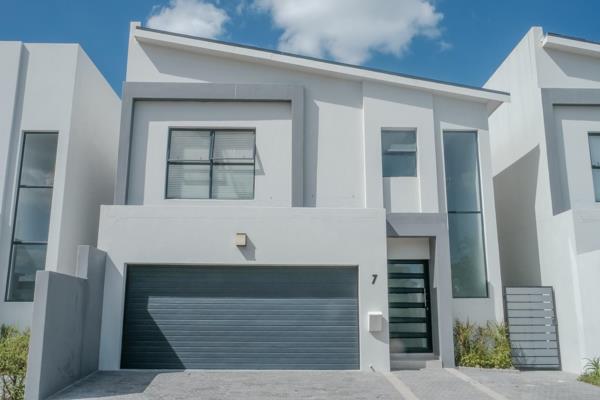 Modern Estate Living! This gorgeous home is situated in the forever growing suburb of Sagewood, and brings secure estate living to your ...