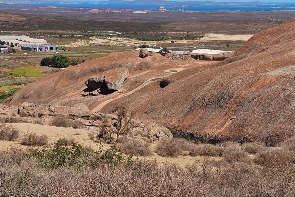 Build your dream home with a view on a clear day of Table Mountain!

Vacant plots are very limited with this view.

On one side is ...