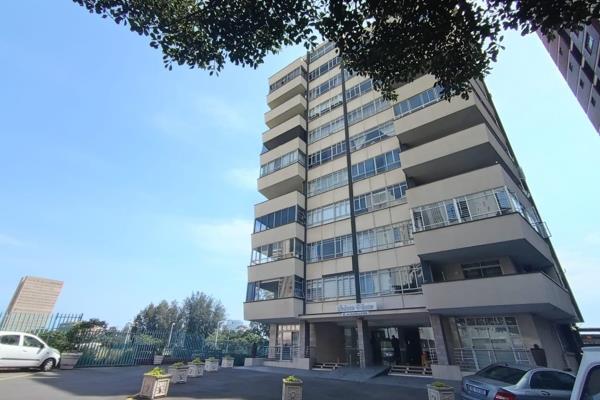 Beautiful Views.
Located in North Beach is a three bedroom apartment offering stunning views of Durban&#39;s coastline. 
Entrance to ...